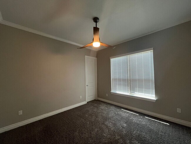 Building Photo - 4815 Viewcrest Rd