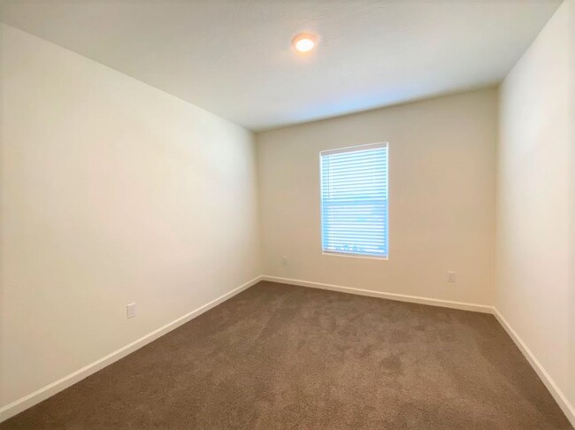 Building Photo - 1334 Ridge Dr