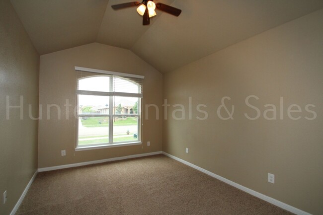 Building Photo - Spacious Three-Bedroom!