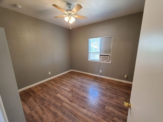 Building Photo - Charming duplex available Oct 15th.