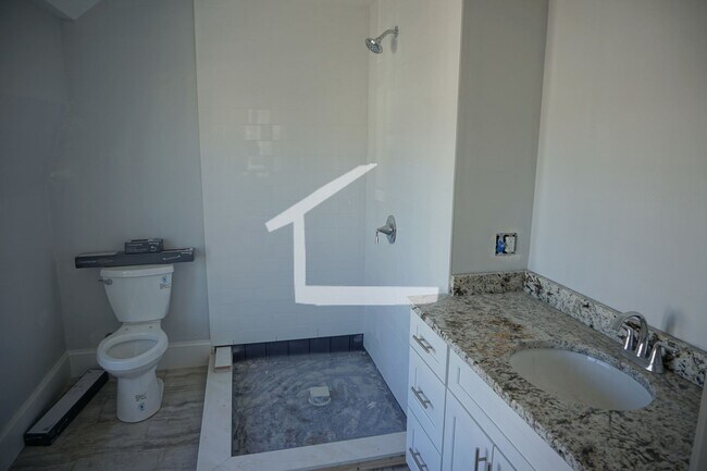 Building Photo - Charming 5 Bedroom-No Broker Fee