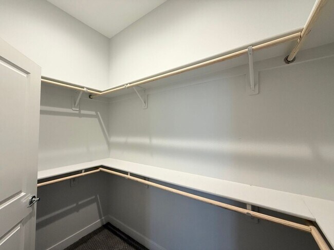 Building Photo - 3/BD 2.5/BA Sleek Townhome with High Ceili...
