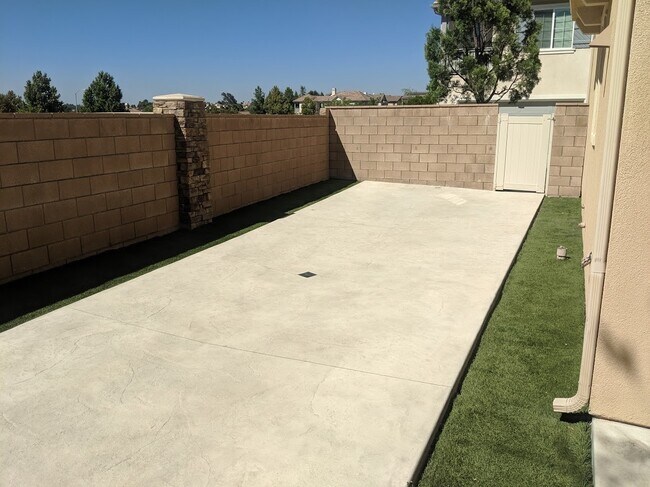 Building Photo - Wolf Creek/South Temecula - 4 Bedroom, 2.5 Bath Home