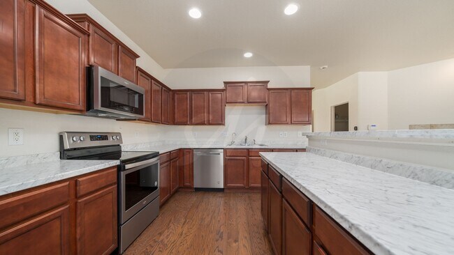 Building Photo - End-unit townhome in Soaring Eagles