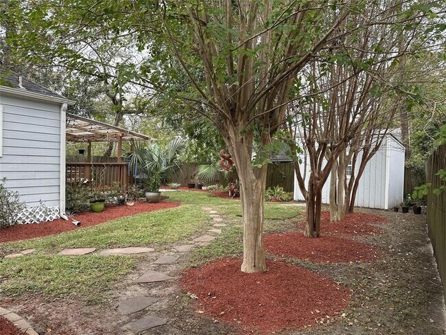 Building Photo - 2044 Des Jardines St