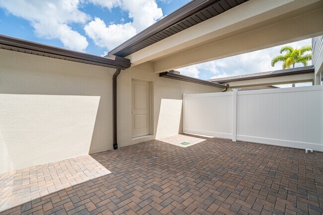 Building Photo - Energy Efficient 3/3 Townhome w/ 2 Car Gar...