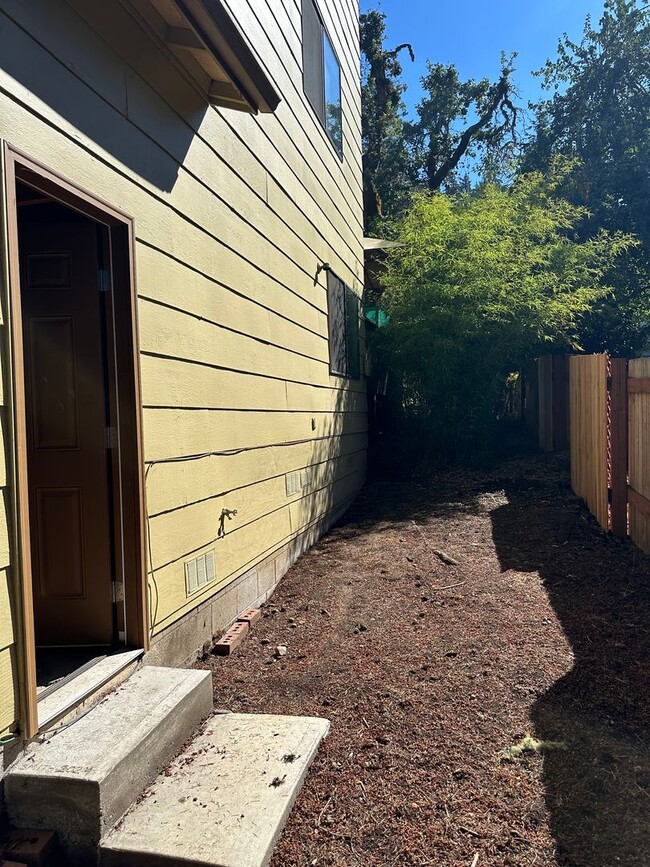 Building Photo - 2 bedroom 1.5 bathroom duplex in quiet Thu...