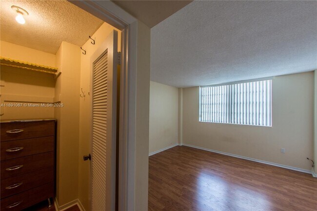 Building Photo - 1833 S Ocean Dr