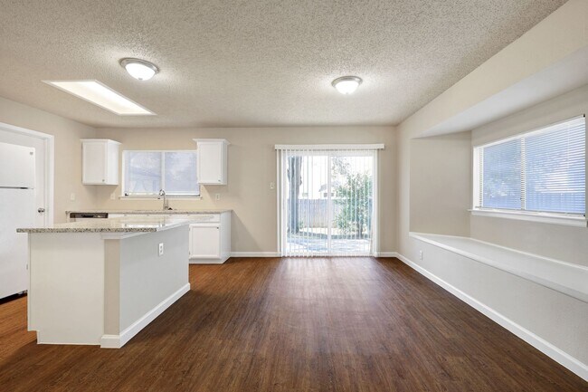 Building Photo - Fully Renovated Single-Story Brick Home in...