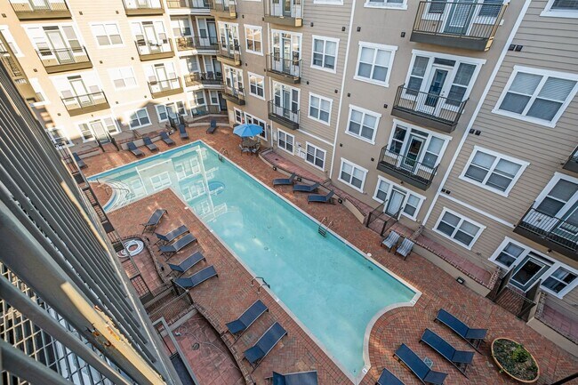 Building Photo - Awesome 1BE/1BA Condo in the heart of West End!