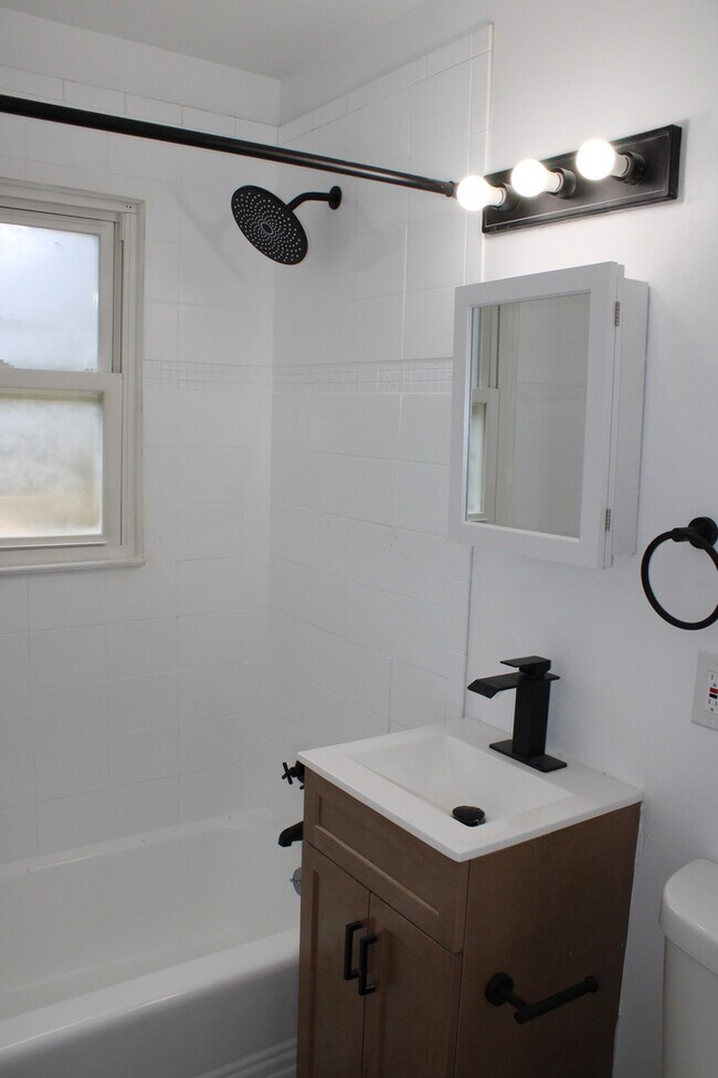 Building Photo - Newly rehabbed 3 bed - 2 full bath in Glad...