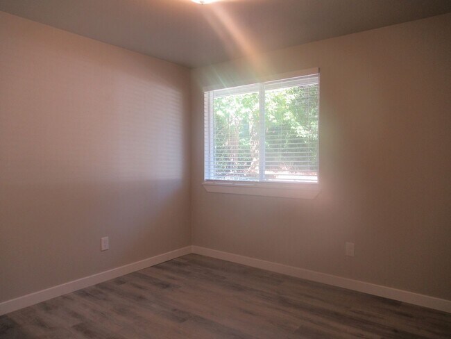 Building Photo - Updated 3 bedroom, 1.75 bath rambler in Covington