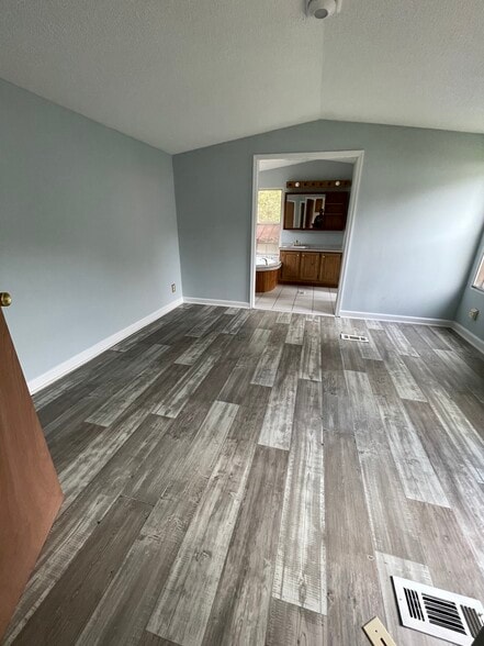 Building Photo - 9111 Baywood Cir