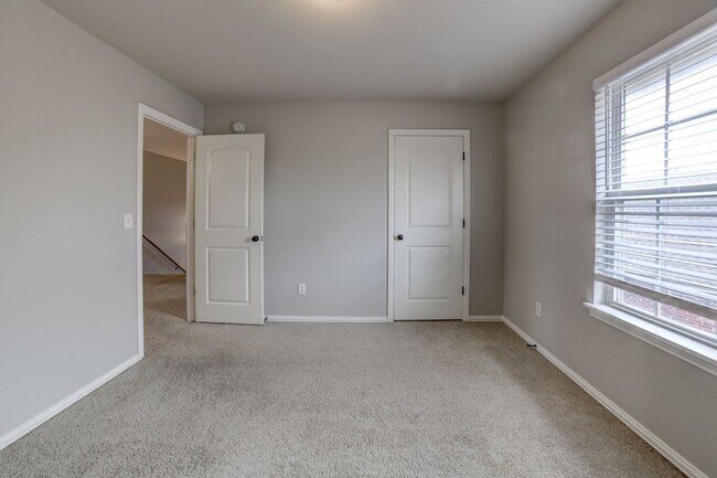 Building Photo - 5 Bed | 2.5 Baths | Broken Arrow