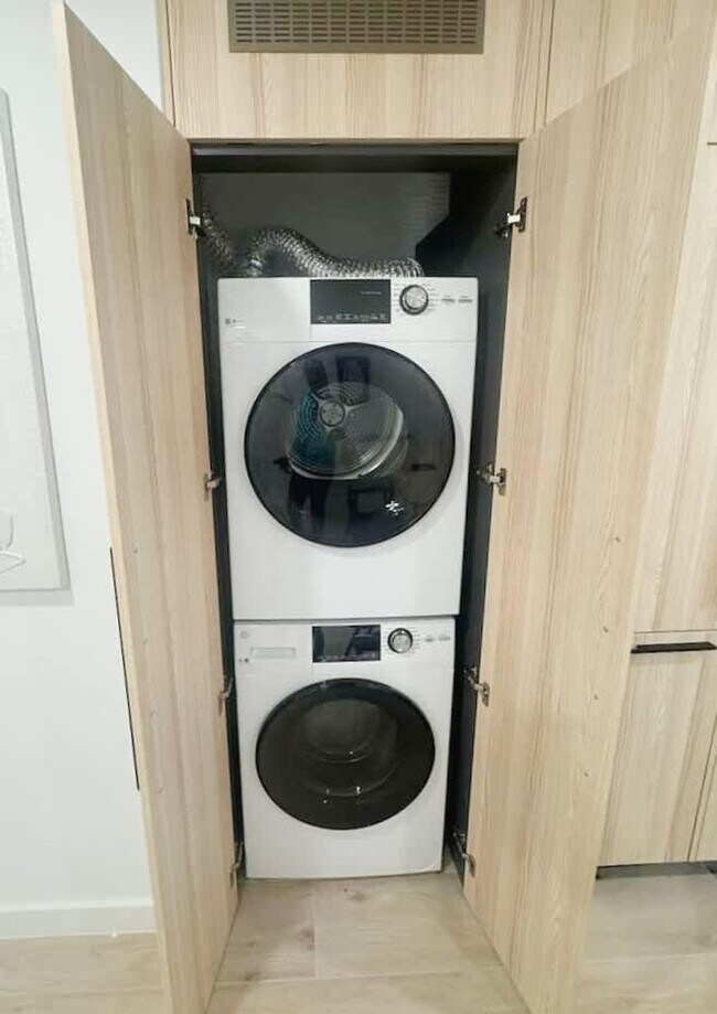 Building Photo - 225 N Miami Ave