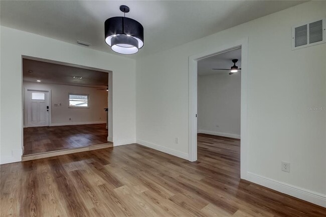 Building Photo - 8722 Elmwood Ln