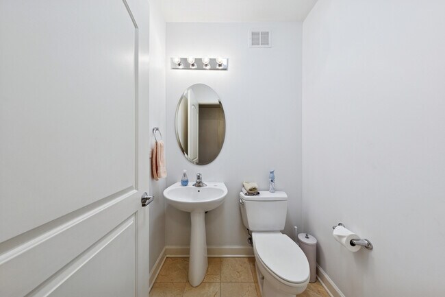 Building Photo - 420 E Waterside Dr