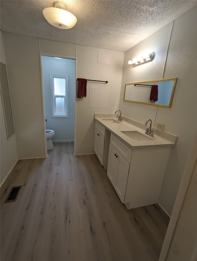 Building Photo - 10014 Cedar Landing Dr
