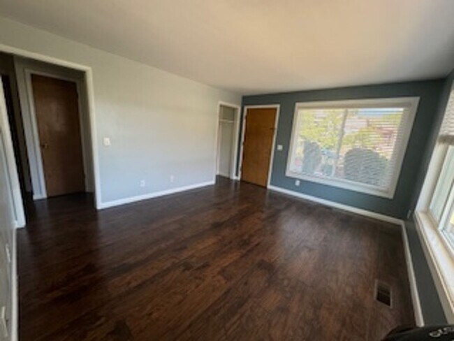 Building Photo - GORGEOUS Avenues Home!!!