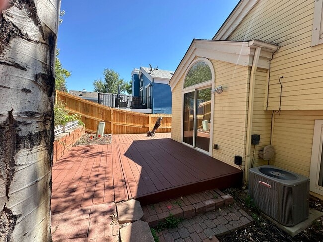 Building Photo - Cheery 3 bedroom 2 Bath Home! Available to...