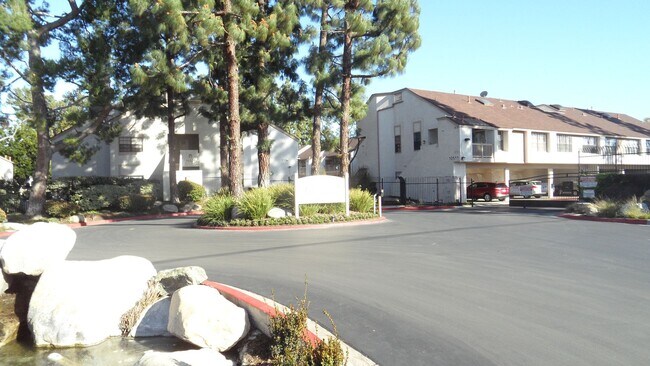 Building Photo - Remodeled, ground level, 1 bedroom, 1 bath condo in Lakeside Garden Grove Community