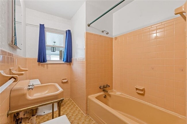 Building Photo - 1435 Thomas Rd