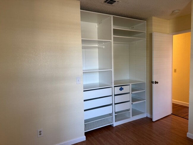 Building Photo - Great 4 Bedroom 3 Bathroom 2000 Sqft. Hous...