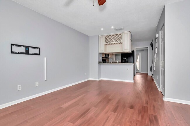 Building Photo - South Tampa 2 Bedroom w/ Office 2 Bathroom Townhome