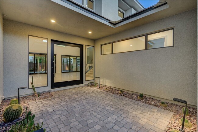 Building Photo - 68 Grey Feather Dr