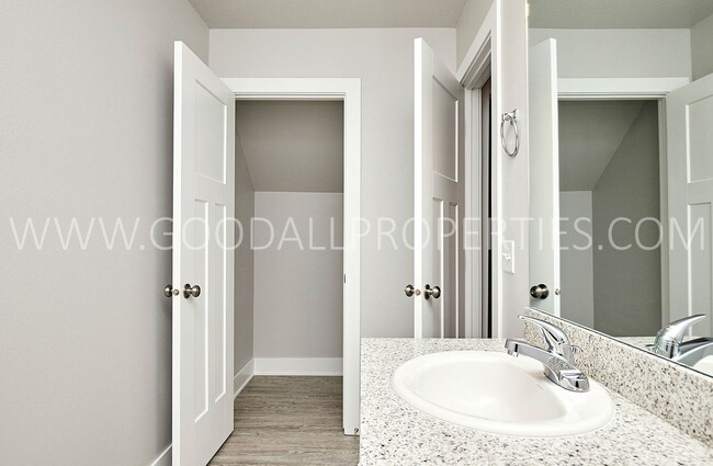 Building Photo - Beautiful 3 bedroom 2.5 bath townhome in W...