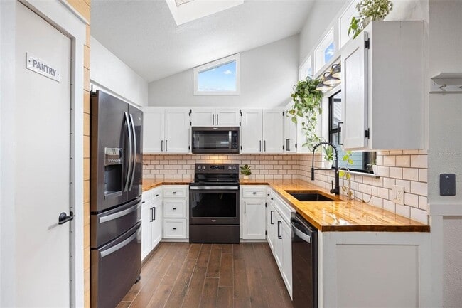 Building Photo - 12756 Poinsettia Ave