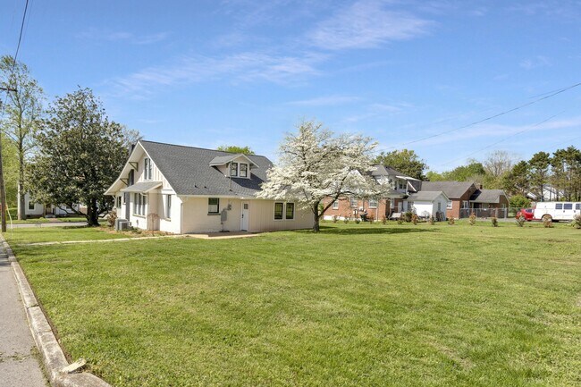 Building Photo - 4th Ave Riverside