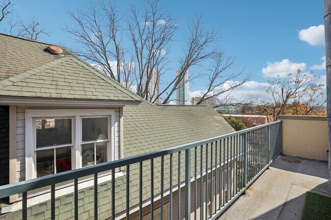 Balcony with city view - 1106 W 6th St