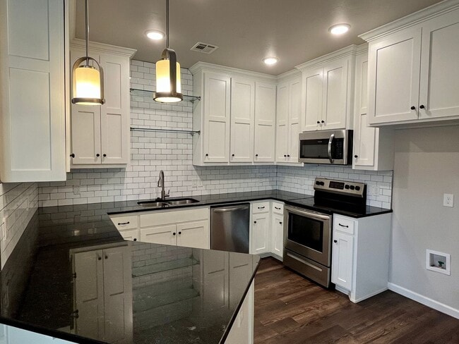 Building Photo - Large 3 Bed, 2 Bath in Beautifully Well-Ma...