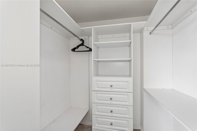 Building Photo - 9440 W Bay Harbor Dr