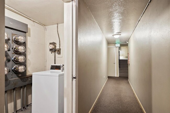 Building Photo - Great Studio Apartment in KILLER Location!...