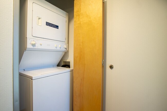 Building Photo - Spacious & Bright Modern Studio w/Fireplace, W/D & Patio