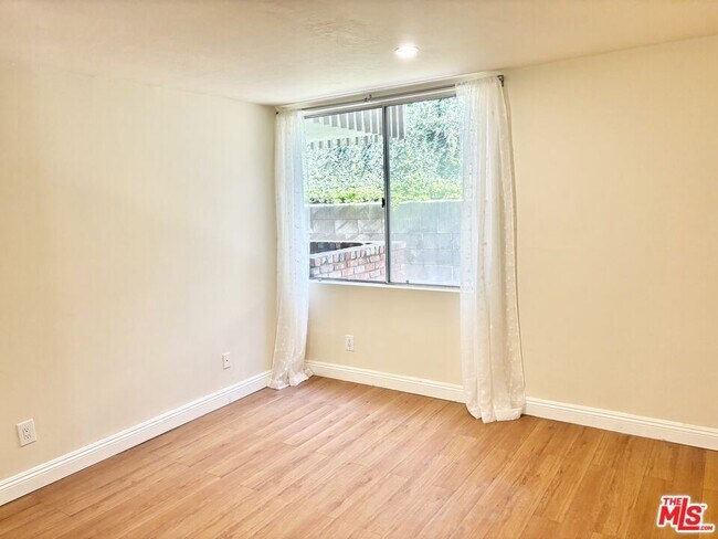 Building Photo - 6526 Ocean Crest Dr