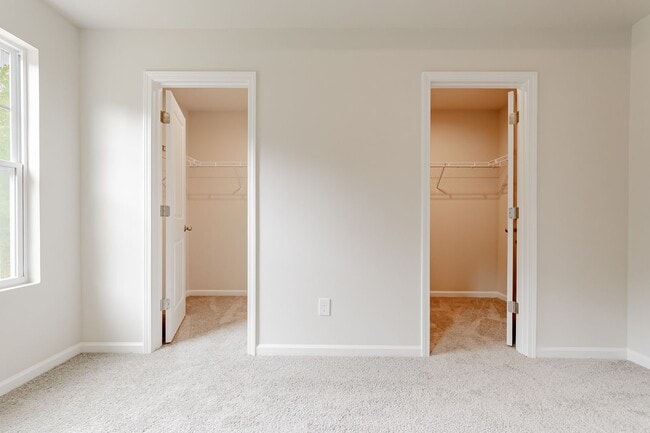 Building Photo - 5 bedroom Benjamin Floor Plan with a relax...