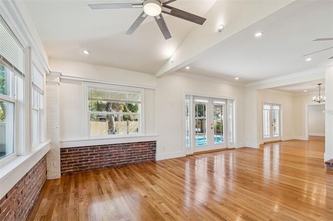 Building Photo - 344 21st Ave NE