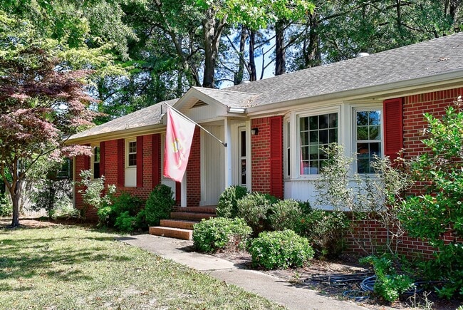 Building Photo - ONE LEVEL LIVING at it's FINEST in the SOU...