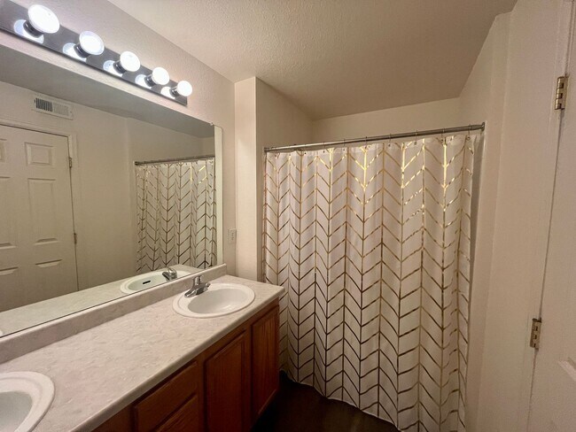 Building Photo - ** Move in Special** Cozy 1 bed 1 bath in ...