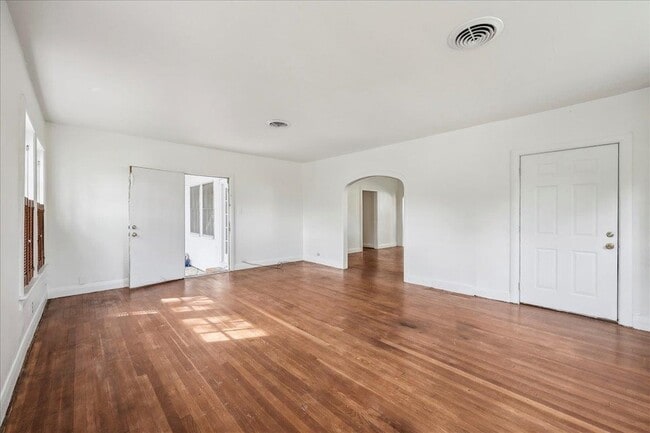 Building Photo - 2565 Harrison Ave