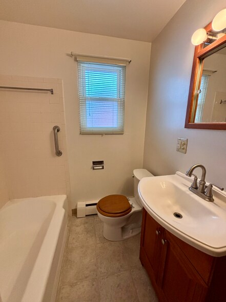 Building Photo - 5333 Broadway