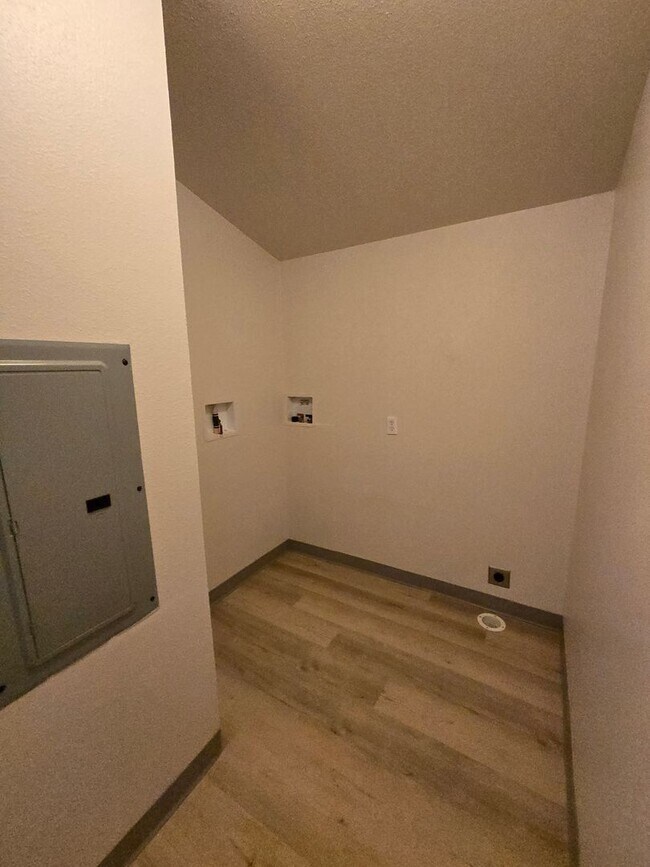 Building Photo - Pet Friendly 3bed : 2bath home w/ Garage