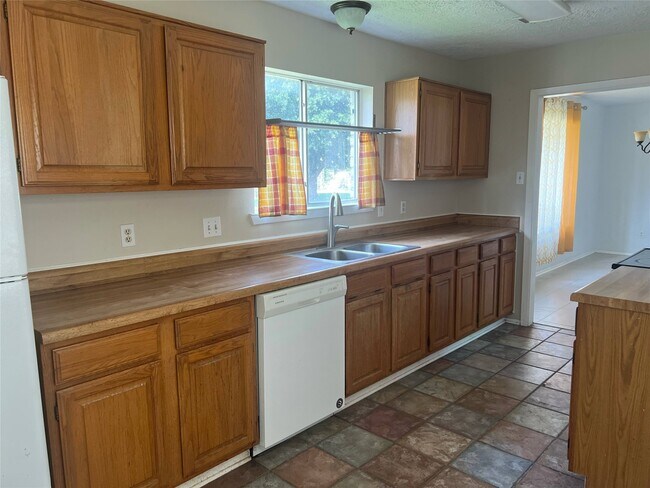 Building Photo - 2134 Collingsfield Dr