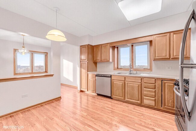 Building Photo - 5555 N Cumberland Ave