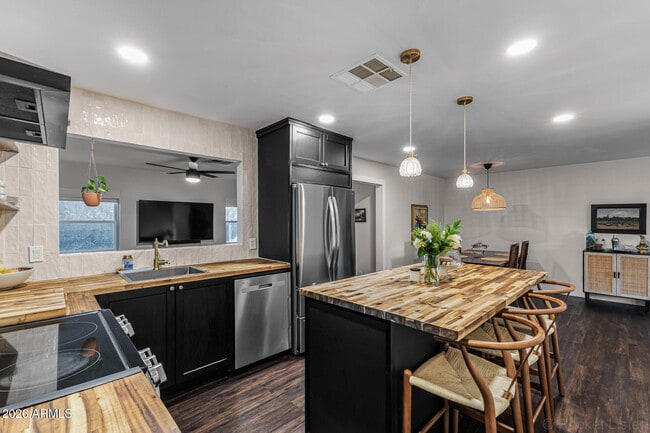 Building Photo - 2200 N Los Altos Dr