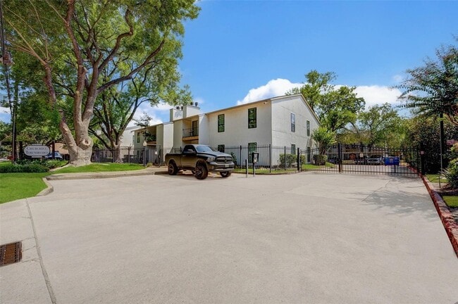 Building Photo - 2425 Augusta Dr
