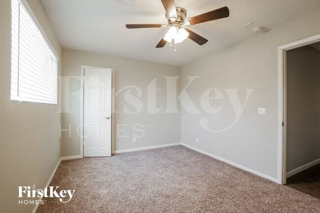 Building Photo - 2434 E Karen Dr